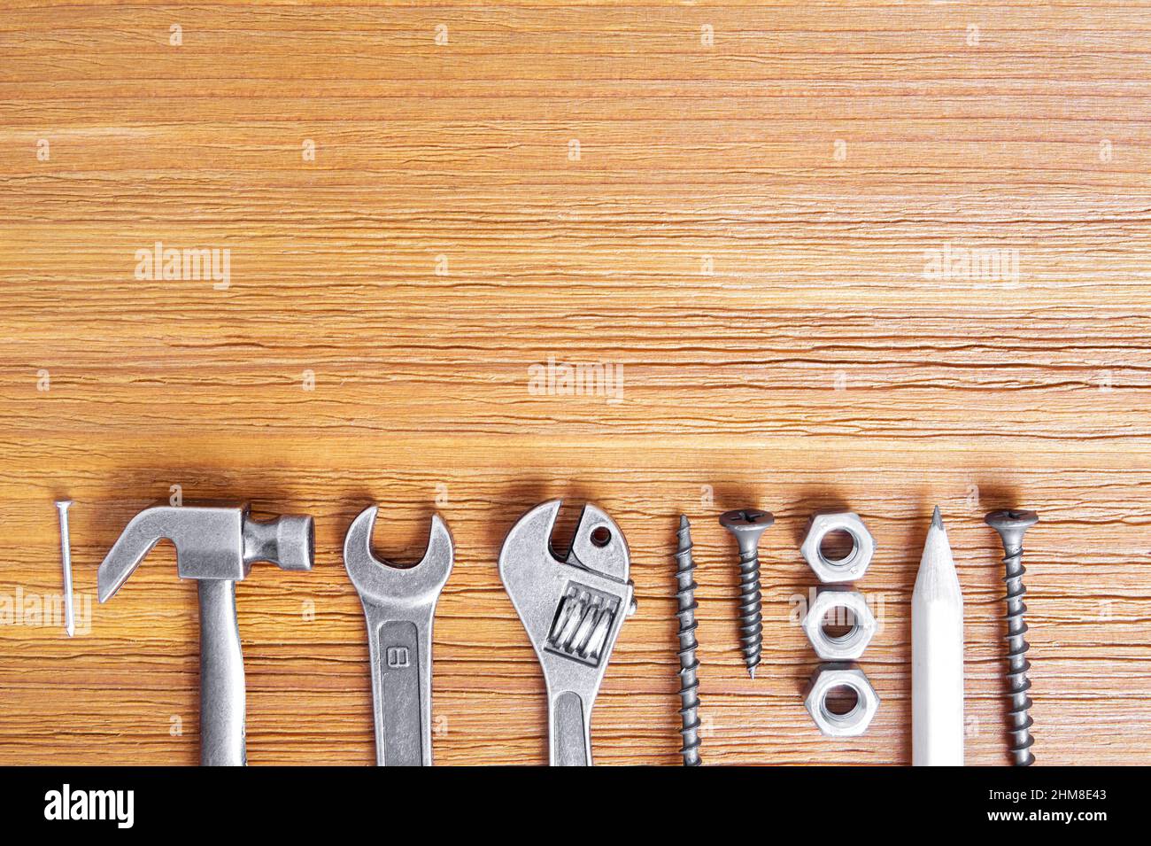 Juego de copias en miniatura de herramientas de mano esenciales y cierres forrados sobre fondo madera con espacio de copia Fotografía de stock Alamy