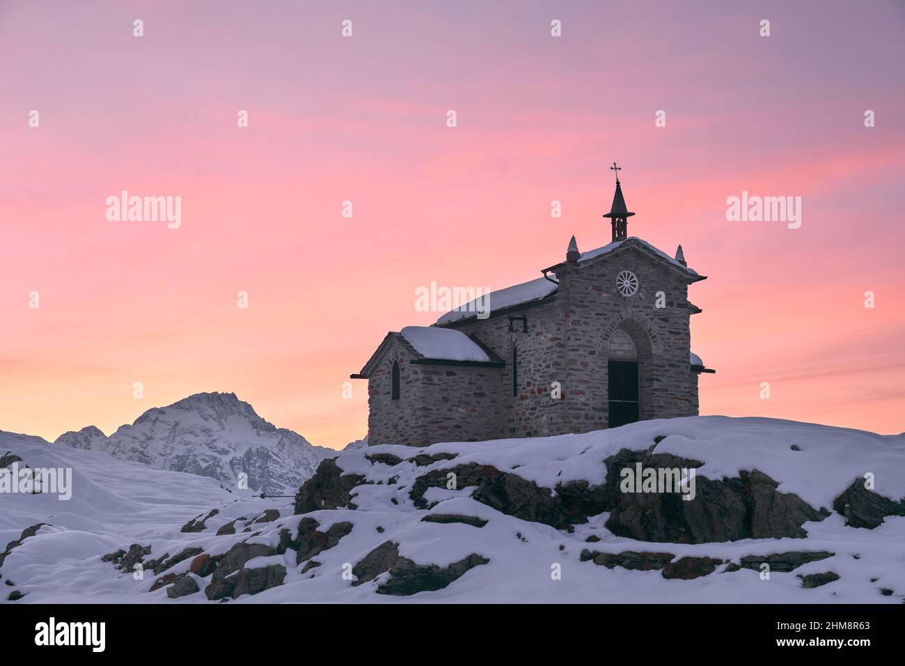 La chiesa all'Alpe Prabello sotto un magico tramonto Foto de stock