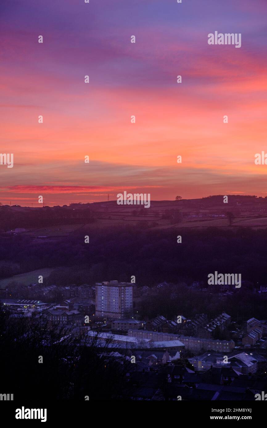 Keighley, Reino Unido: Vea la zona de Ingrow de Keighley en West Yorkshire al amanecer. Amanecer Foto de stock