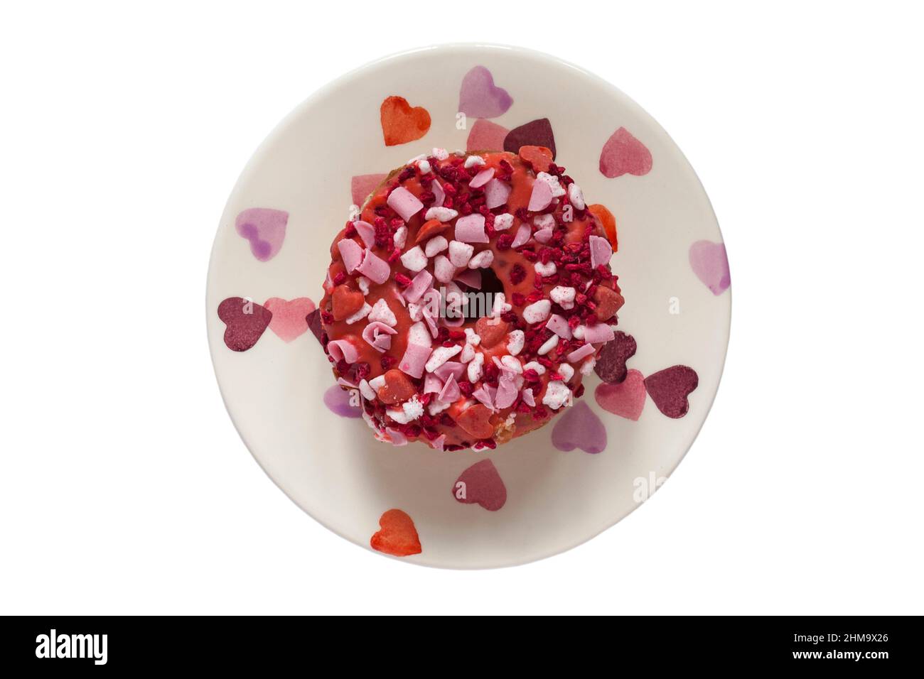 Loaded Love Yumnut, cruce entre un donut y un yum yum en el plato de corazones, de M&S en la panadería tienda listo para el día de San Valentín sobre fondo blanco Foto de stock