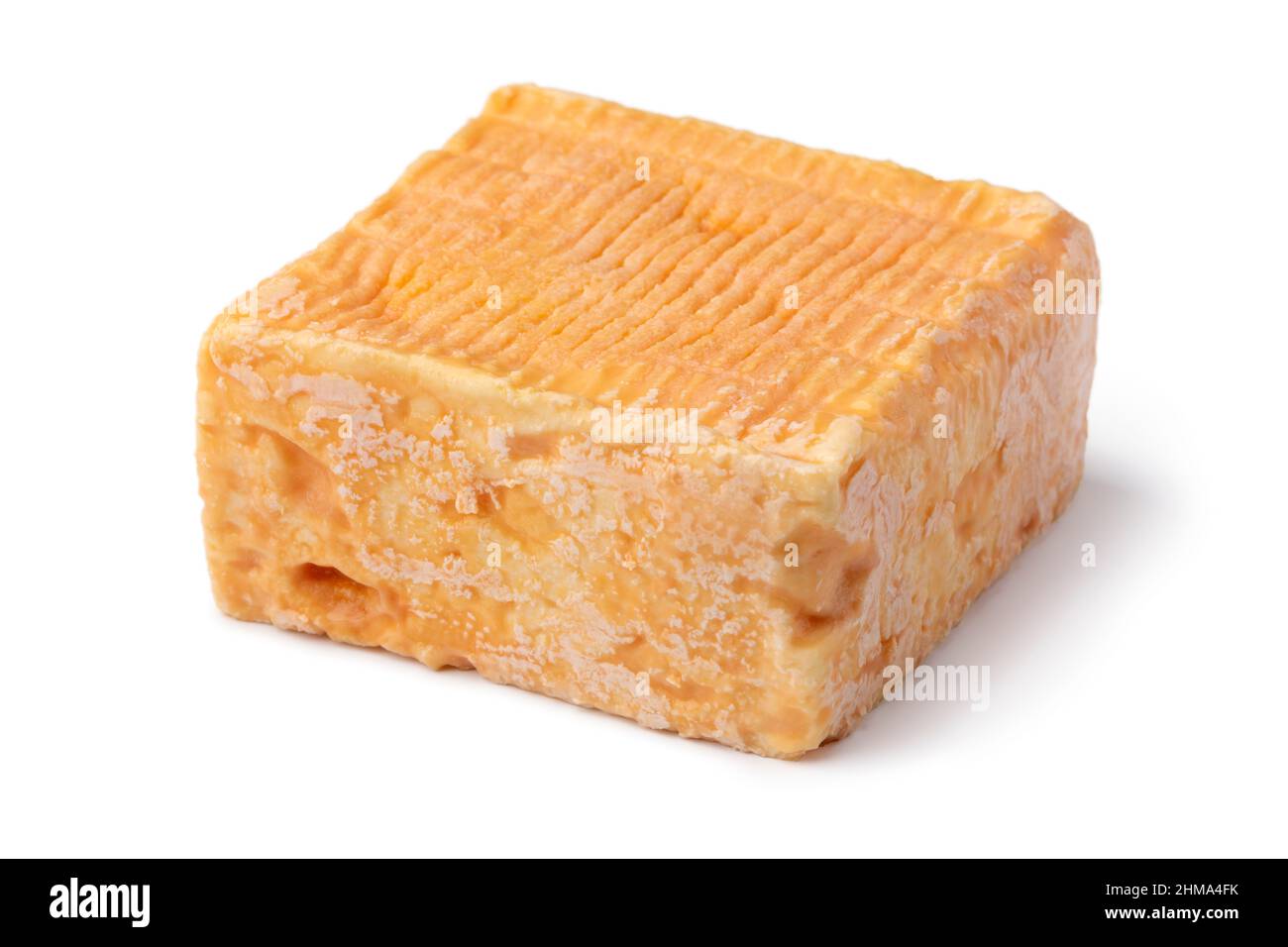 Una sola pieza entera de queso Limburger o Herve con un fuerte olor aislado sobre fondo blanco Foto de stock