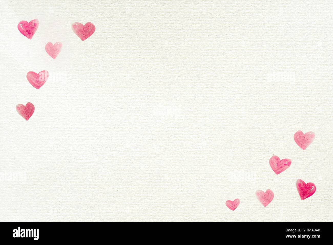 El fondo del amor con corazones pintados en las esquinas en un papel blanco reciclado para el día de San Valentín u otras celebraciones, carta, espacio de copia Foto de stock