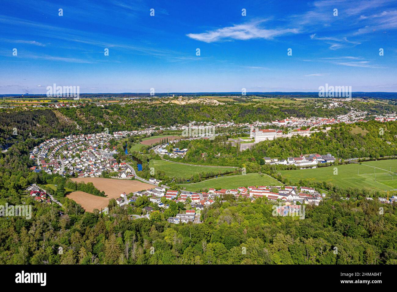Luftbild von Eichstätt im Naturpark Altmühltal an einem heißen Tag im Sommer Foto de stock