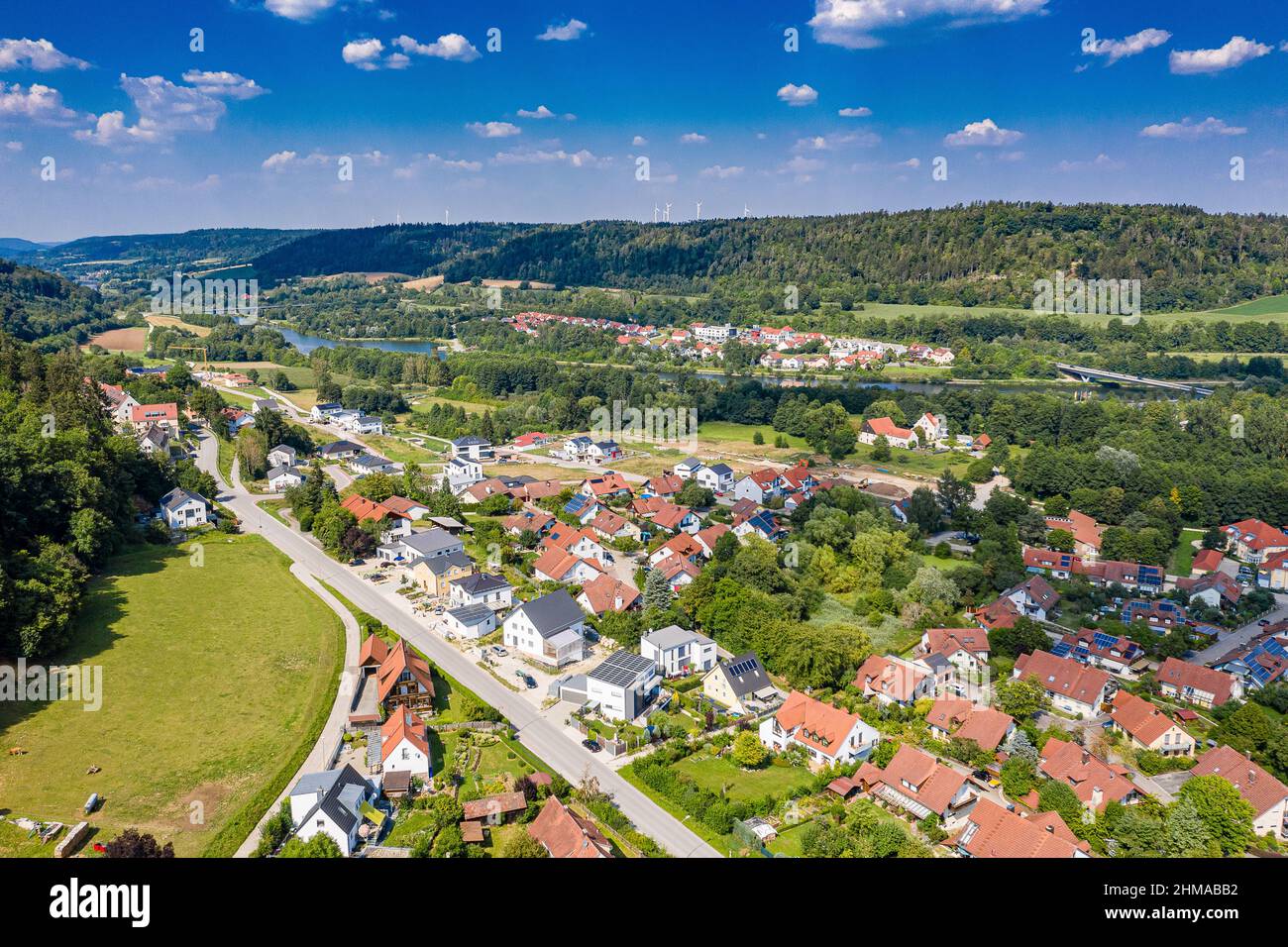 Luftbild Beilngries im Naturpark Altmühltal, Bayern, Deutschland an einem sonnigen Tag im Sommer mit Blick auf die Kanalsiedlung über Hirschberger Str Foto de stock