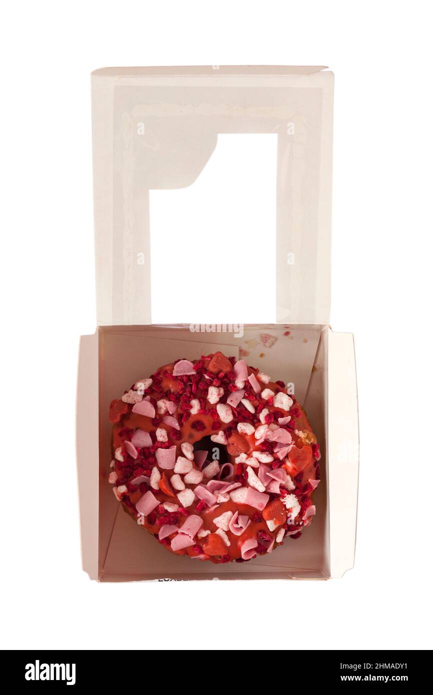 Loaded Love Yumnut, cruce entre un donut y un yum yum en caja, de M&S en la panadería tienda listo para el día de San Valentín aislado sobre fondo blanco Foto de stock