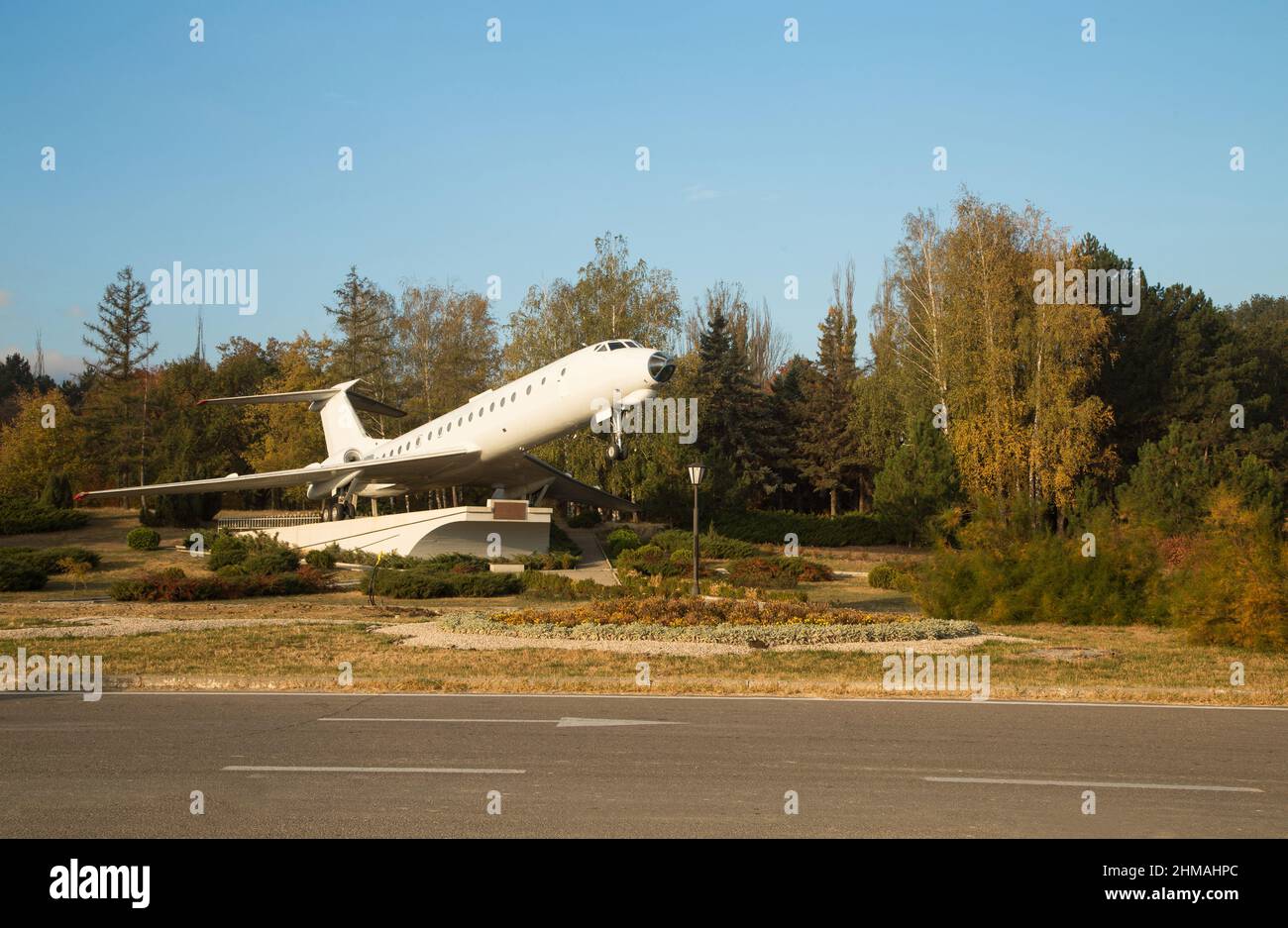 Monumento del avión TU-134 en la entrada al aeropuerto de Chisinau Foto de stock