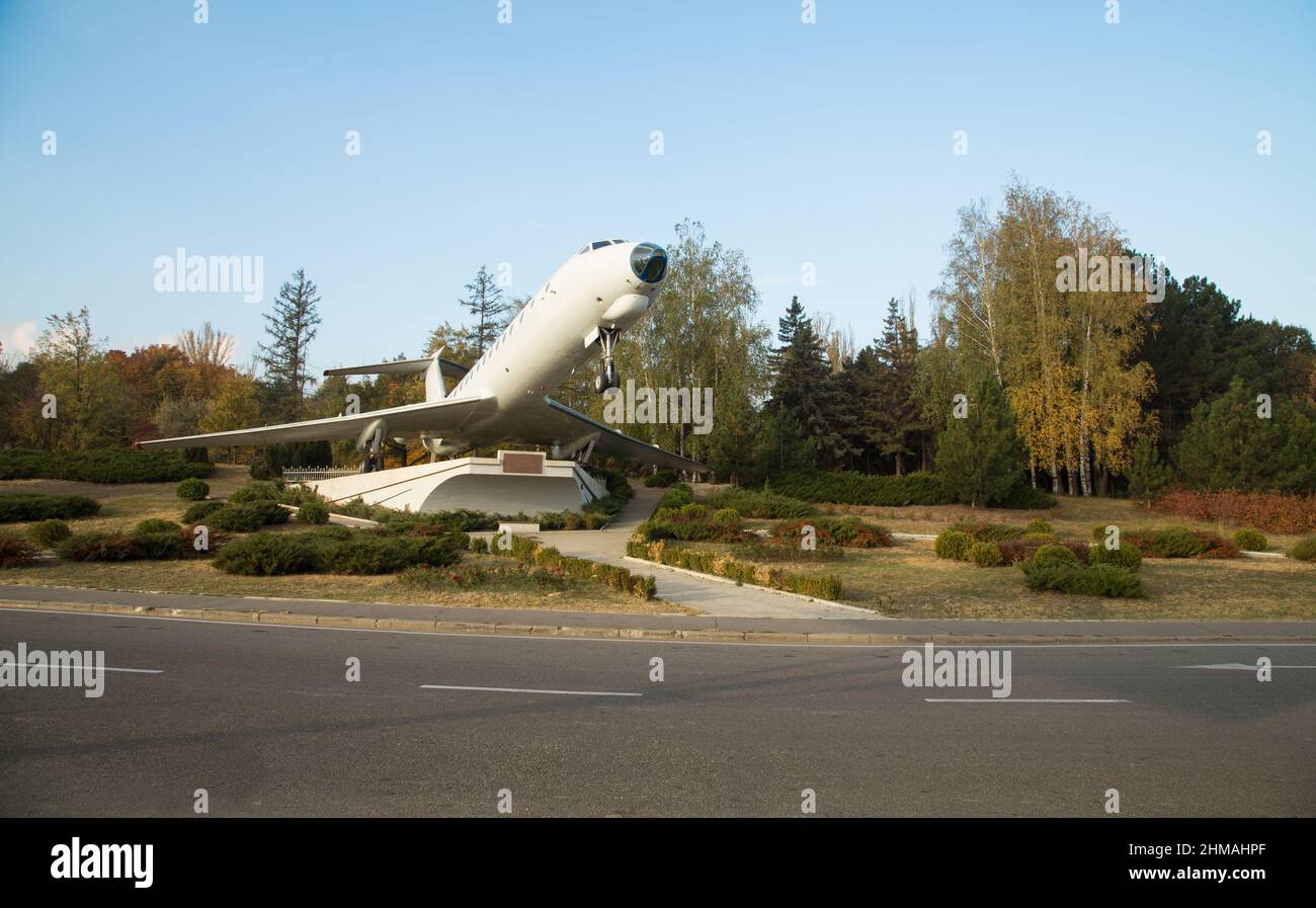 Monumento del avión TU-134 en la entrada al aeropuerto de Chisinau Foto de stock