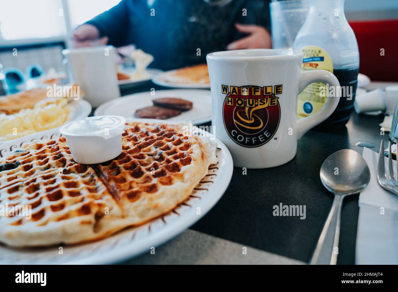 Calvert City, Kentucky - 10 de enero de 2022: Desayuno en el restaurante  Waffle House, que sirve desayunos todo el día. Céntrese en la taza de café  Fotografía de stock - Alamy