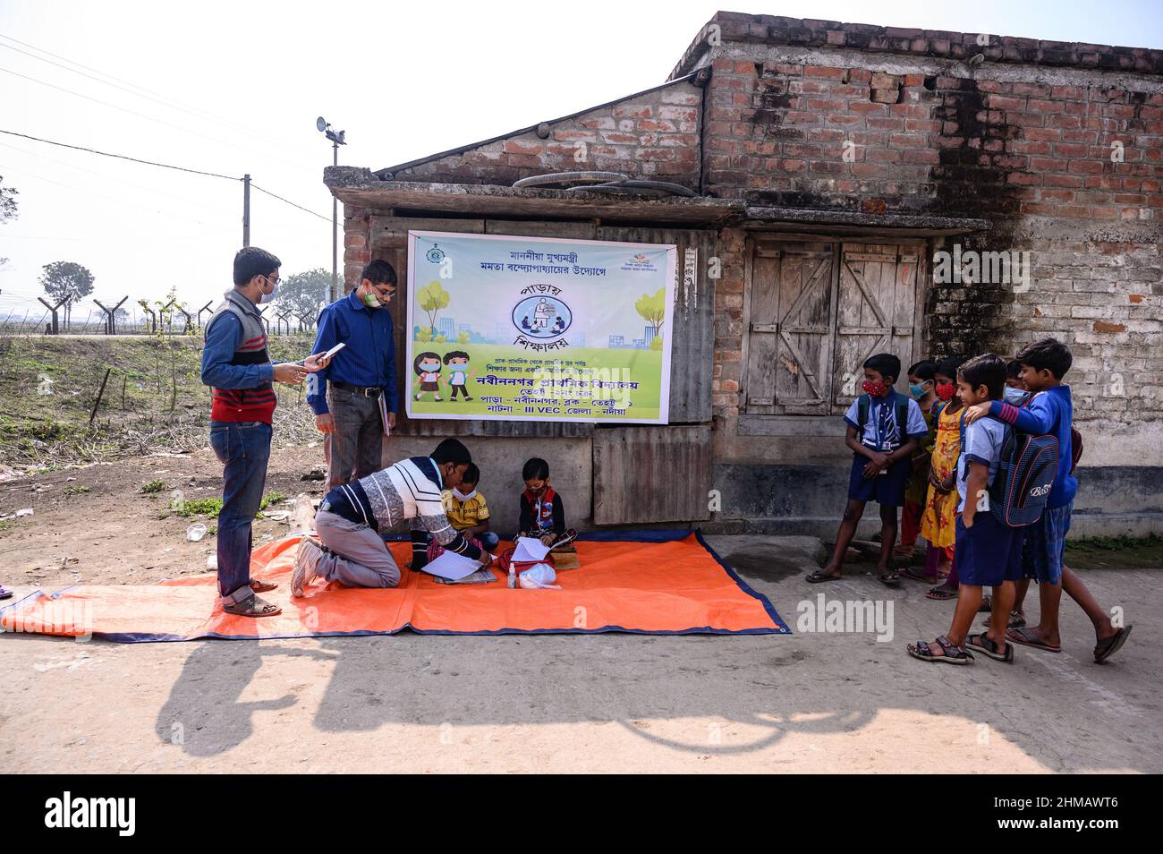 El gobierno estatal de Bengala Occidental lanzó el «Paray Shikshalaya»  desde el 7th de febrero, Un esfuerzo de educación comunitaria en los  vecindarios que apunta a los estudiantes de primaria para apuntar