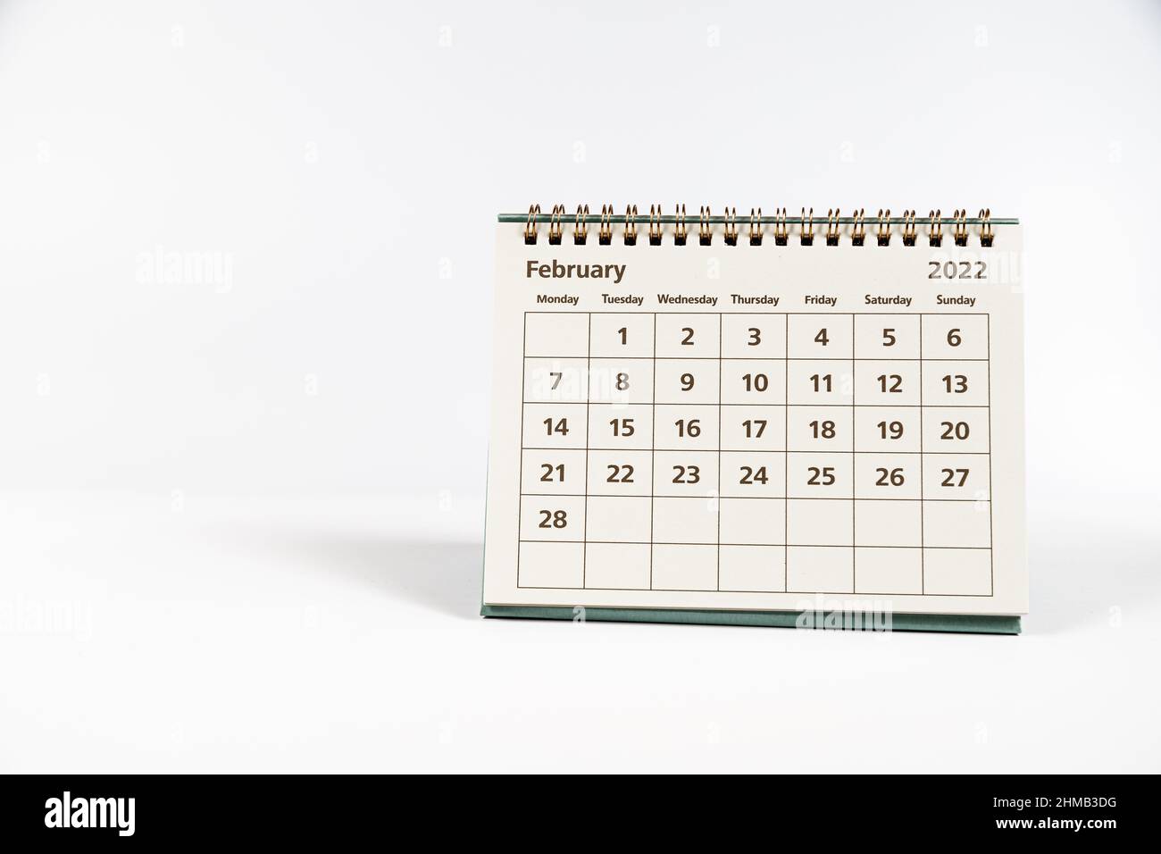 Febrero 2022 página del mes del calendario del papel sobre fondo blanco Foto de stock