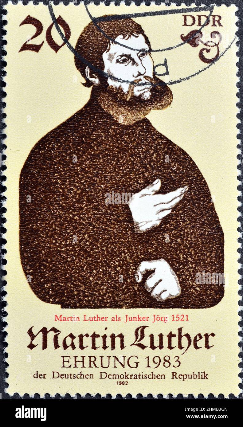 Sello postal cancelado impreso por la República Democrática Alemana, que muestra a Martin Luther, 500th Aniversario del reformador Martin Luther (1483-1546). Foto de stock