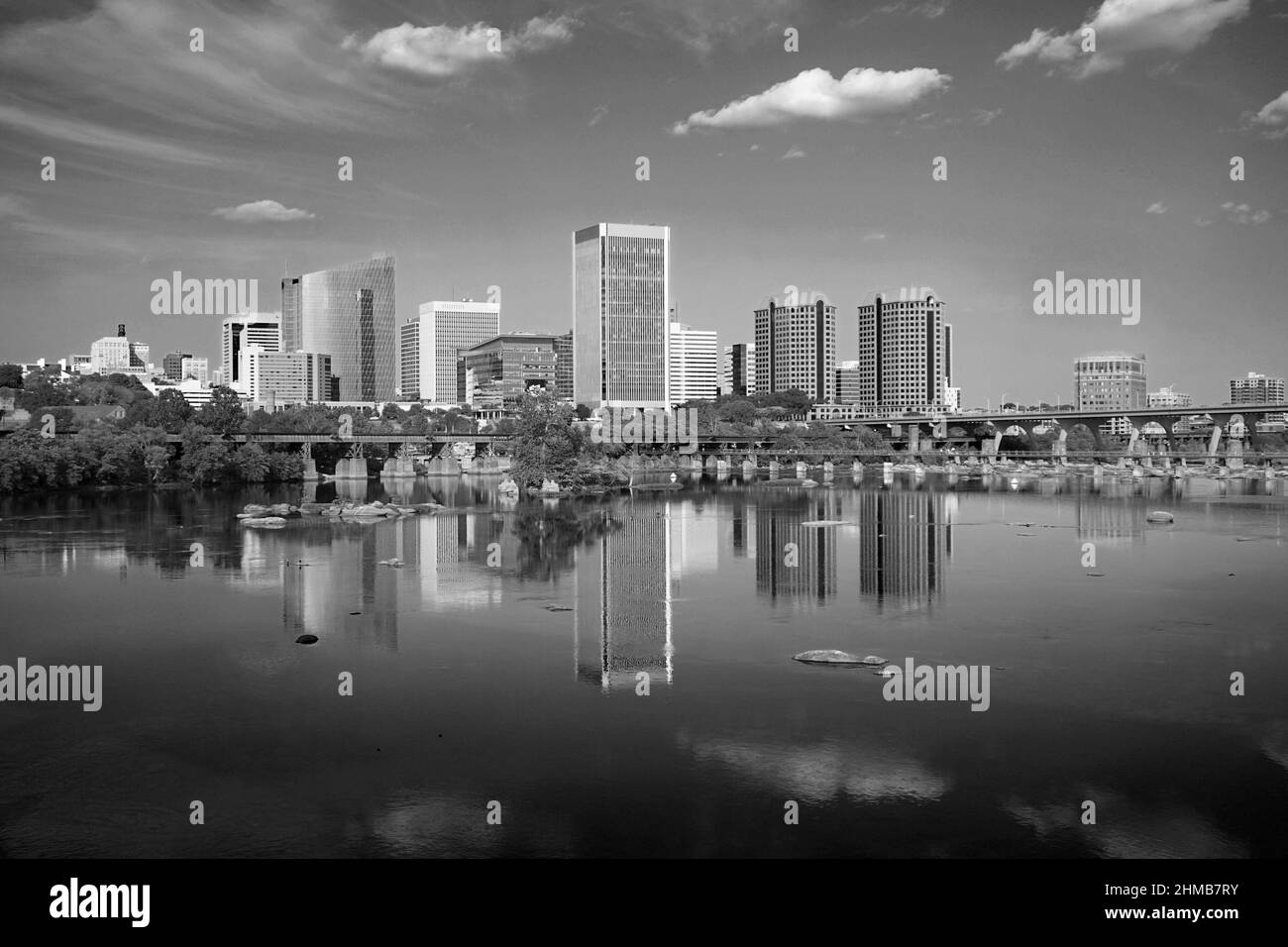 Edificios en el centro de Richmond, Virginia, que se reflejan en el río James Foto de stock