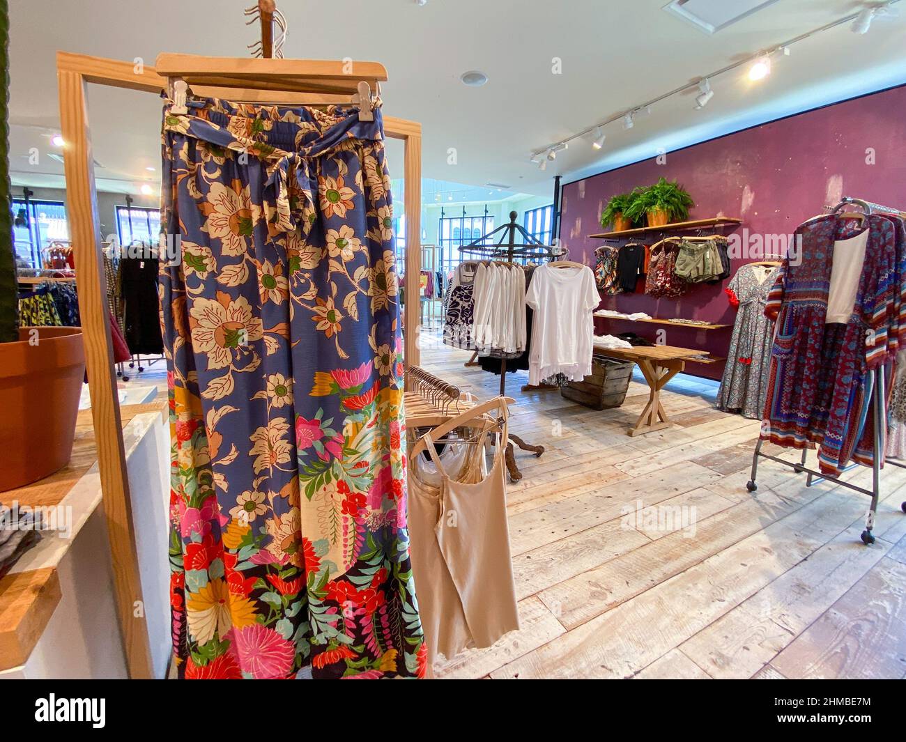 Orlando, FL USA - 29 de febrero de 2020: La decoración interior con ropa  para la venta en una tienda Anthropologie en un centro comercial al aire  libre en Orlando, Florida Fotografía