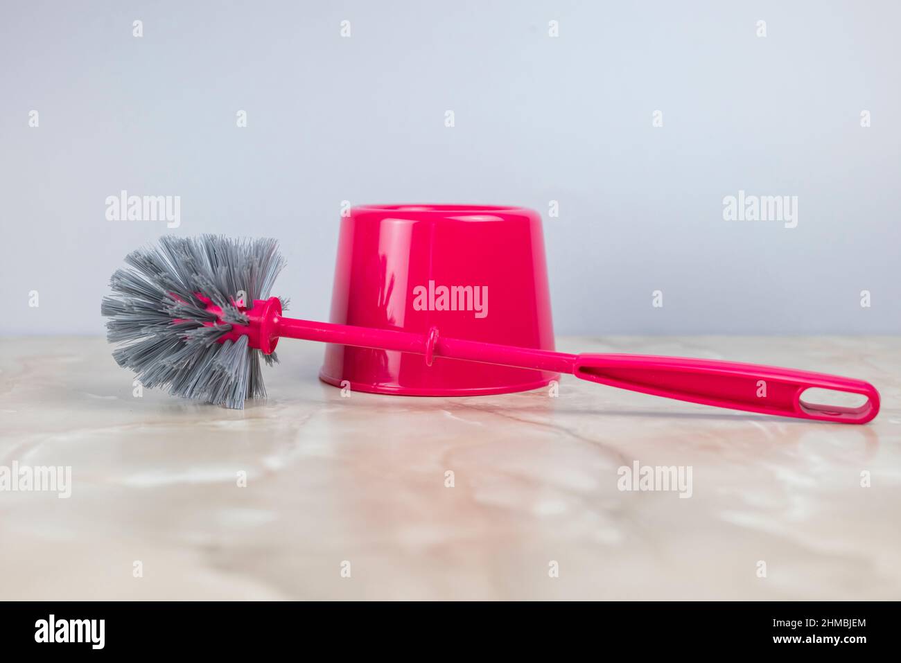 cepillo para limpiar y limpiar el inodoro rosa Fotografía de stock - Alamy