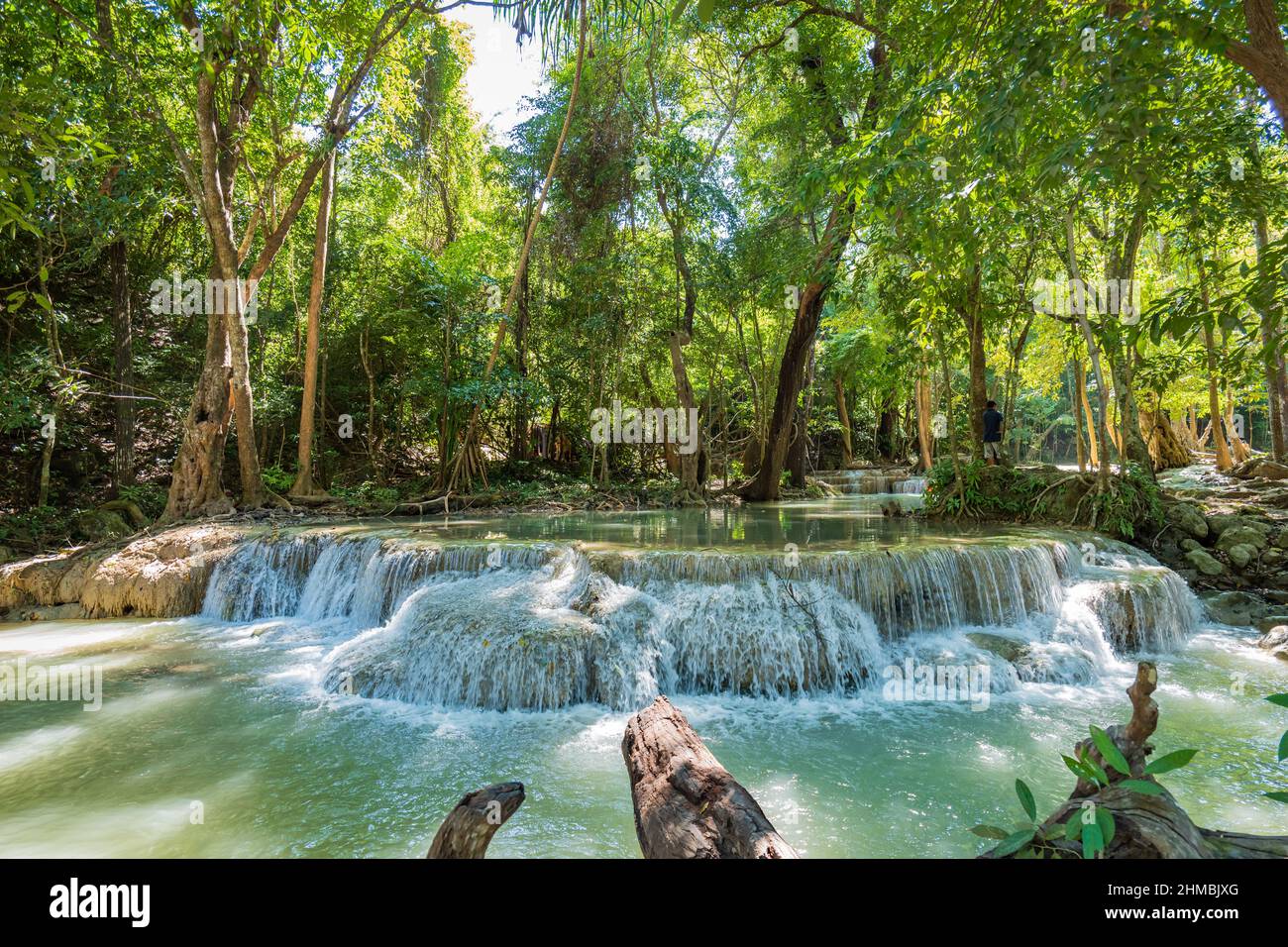 Parque Nacional Erawan en Tailandia. La cascada Erawan es un destino turístico popular y famoso por sus aguas azul esmeralda. Bosque profundo en los trópicos Foto de stock