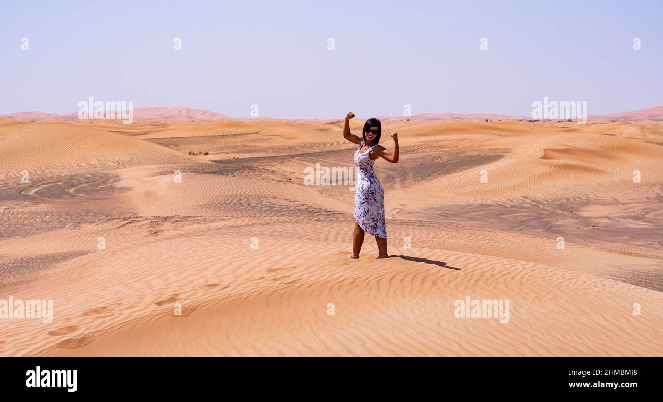 Fuerte mujer marrón en el desierto Foto de stock