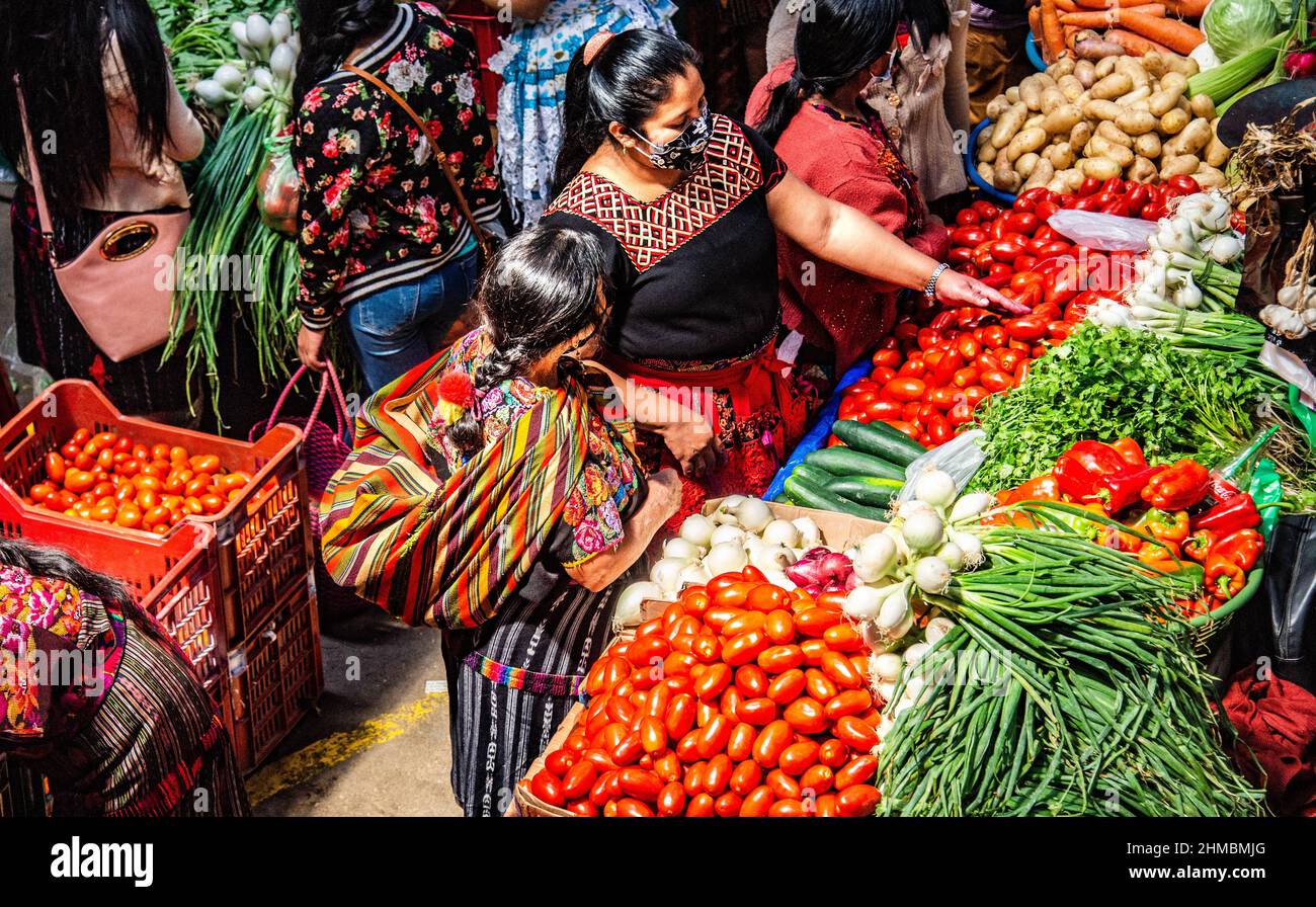 El hermoso y colorido Mercado Dominical en Chichicastenango, Guatemala Foto de stock