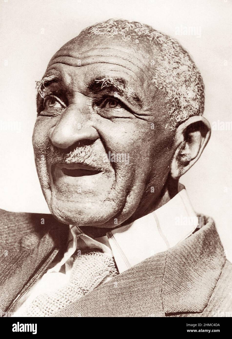 George Washington Carver (c1864-1943), científico agrícola estadounidense, inventor y profesor en el Instituto Tuskegee en Tuskegee, Alabama. Foto: 1943. (EE. UU.) Foto de stock
