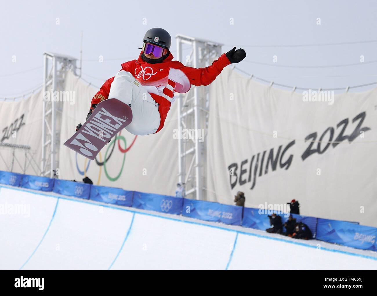 Ruki Tomita de Japón compite en la ronda de calificación de la media pipa  de snowboard femenina en los Juegos Olímpicos de Invierno de Beijing el 9  de febrero de 2022, en