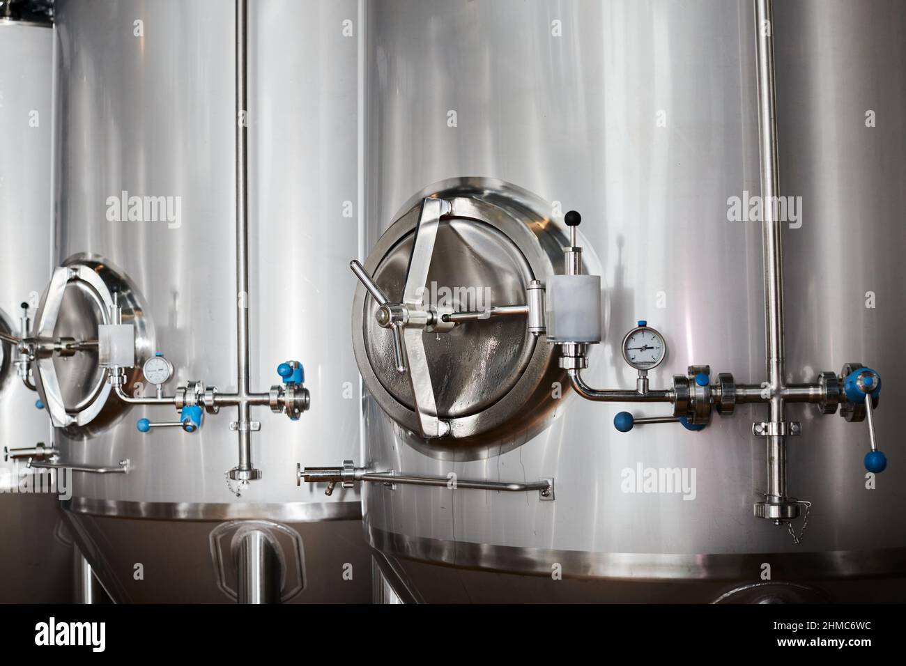 Equipos para la producción de cerveza artesanal, contenedores para  fermentación en la cámara climática, manómetro con tubos y tanques de acero  inoxidable Fotografía de stock - Alamy