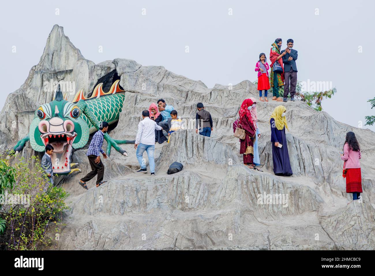 Los residentes de Dhaka están disfrutando de tiempo libre después de la oración del viernes en el parque de atracciones DNCC Wonderland, conocido localmente como Shisu Mela, en Dhaka. Con las omnipresentes amenazas COVID, el pueblo de Dhaka está buscando un respiro dondequiera que pueda. Foto de stock
