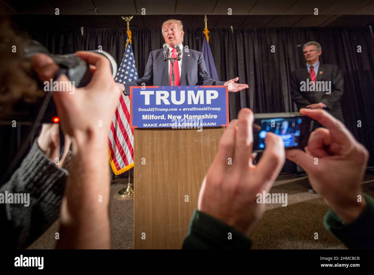 El candidato presidencial republicano Donald Trump en una conferencia de prensa en Milford, NH, donde habló sobre la derrota en Iowa y expectativas para las elecciones primarias de New Hampshire. Foto de stock