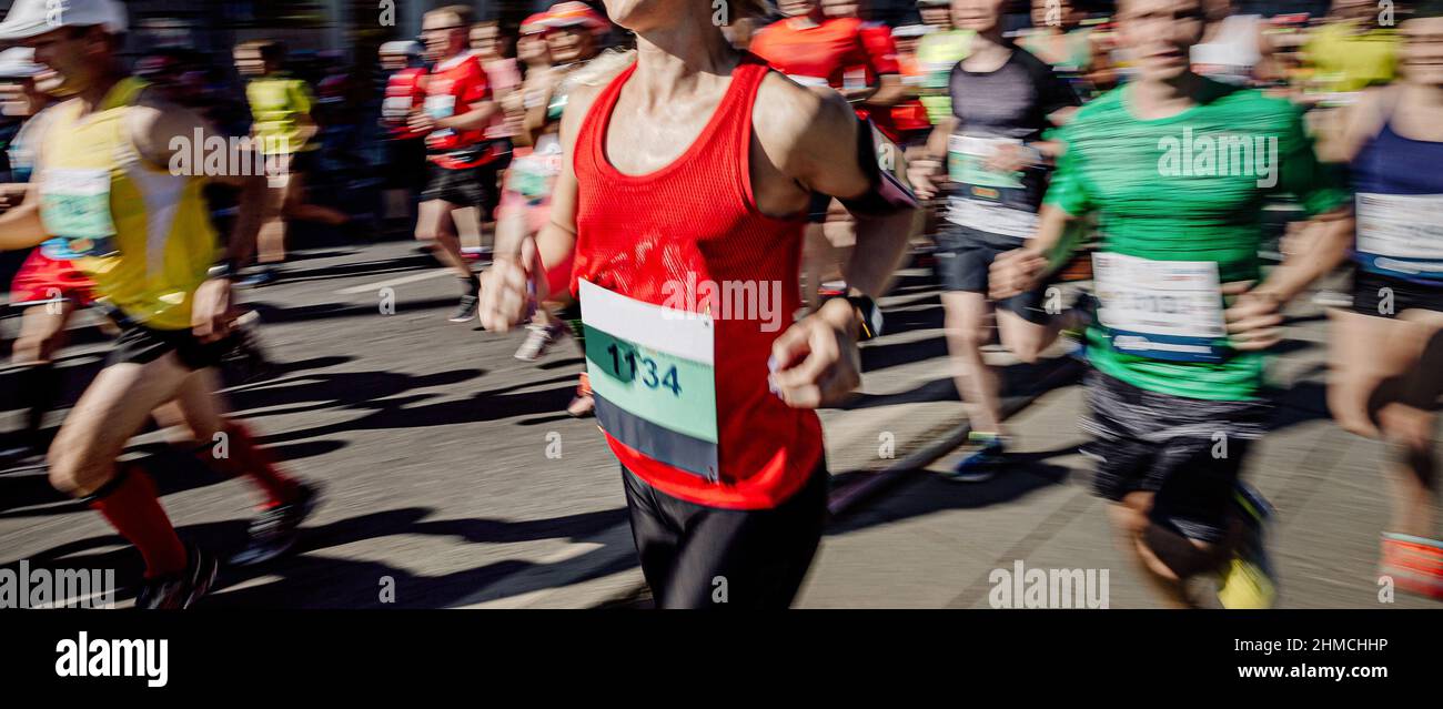 corredores de grupo corriendo maratón en movimiento desenfocado Foto de stock