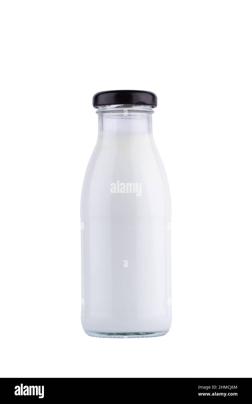 vista frontal vista de primer plano de una botella de cristal de medio litro de leche fresca con tapa de color negro y sin etiqueta aislada sobre fondo blanco Foto de stock
