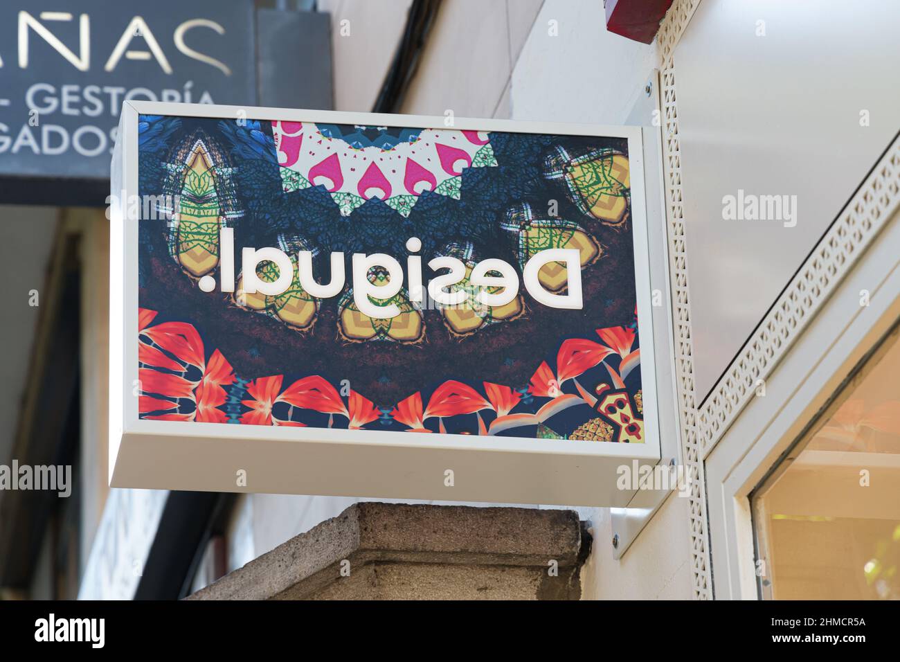 VALENCIA, ESPAÑA - 31 DE ENERO de 2022: Desigual es una empresa española de  moda Fotografía de stock - Alamy