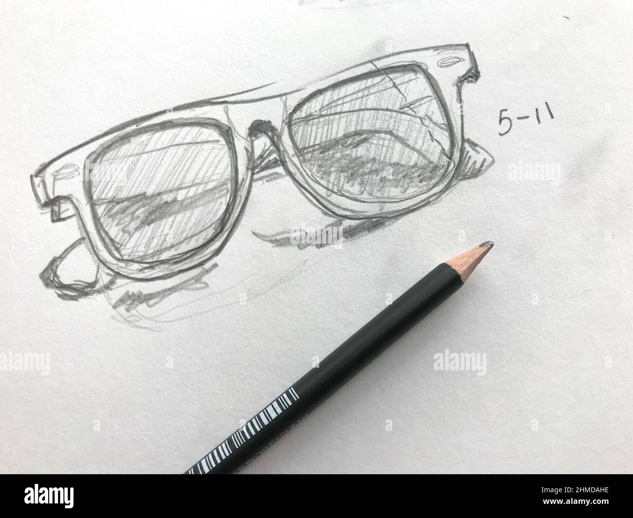 Dibujo de objetos en forma de gafas de sol sobre papel blanco Fotografía de  stock - Alamy