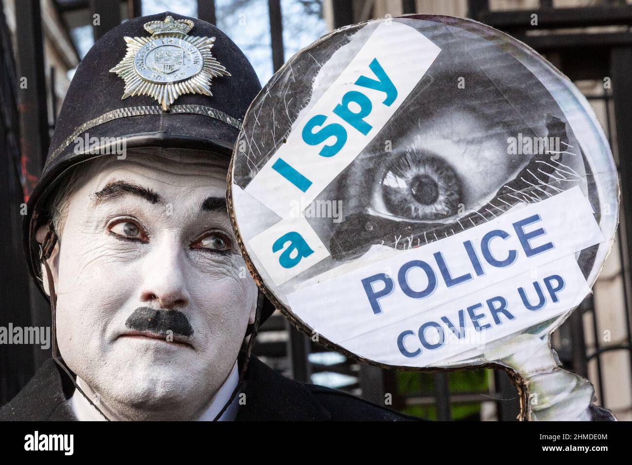 Londres, Reino Unido. 09th Feb, 2022. Un manifestante en Charlie Chaplin maquillaje y uniforme de policía fuera de Downing Street sostiene un cartel lamentando un 'encubrimiento de policía'. Crédito: Imageplotter/Alamy Live News Foto de stock