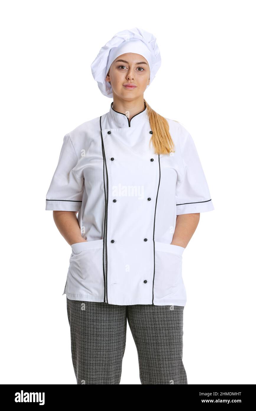 Mujer joven, señora-cocinera, chef en uniforme blanco posando aislado sobre  fondo blanco. Cocina, profesión, negocios, comida, gusto, concepto de  restaurante Fotografía de stock - Alamy