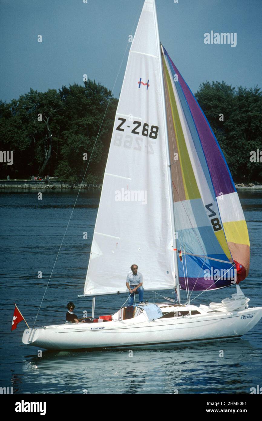 Pareja navegando pequeño yate en el Lago Constanza en 1981, Wasserburg, Baviera, Alemania Foto de stock