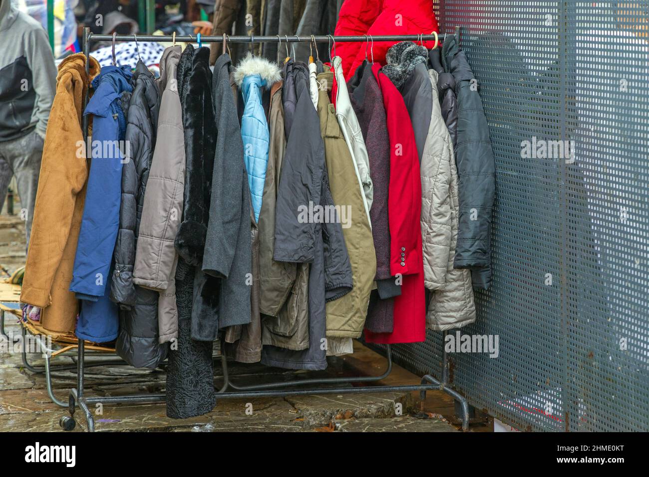Grasa Garantizar siga adelante Chaquetas de invierno y ropa de abrigos a la venta en el mercadillo  Fotografía de stock - Alamy