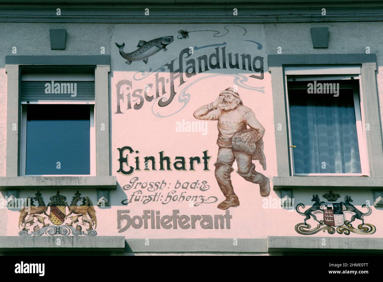 Tienda de pescadería decorada en estilo tradicional en 1981, Konstanz, Baden-Württemberg, Alemania Foto de stock