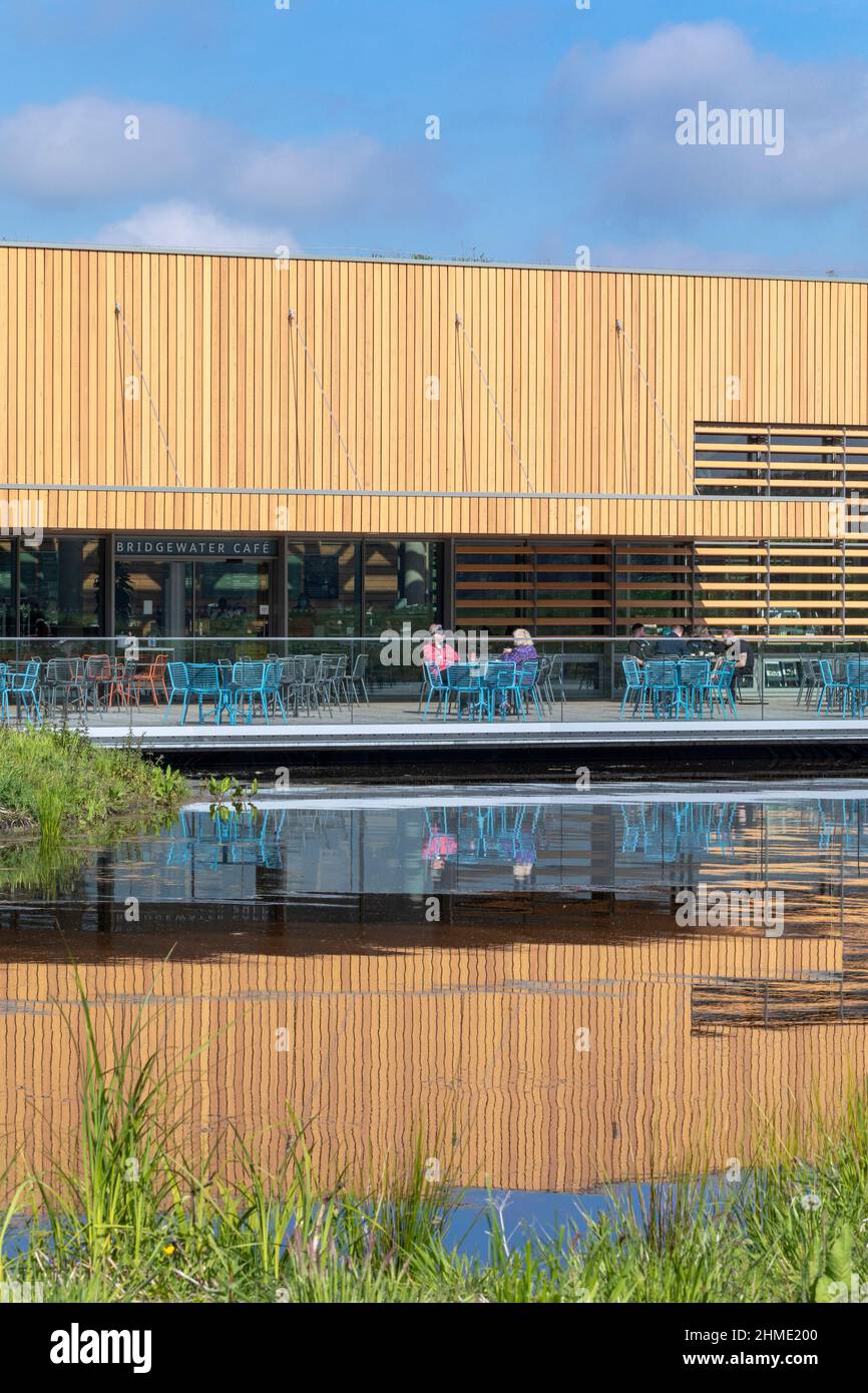 Lago de reflexión. Centro de Visitantes de la Sociedad Real de Horticultura, Worsley, Salford, Reino Unido. Arquitecto: Hodder & Partners, 2021. Foto de stock