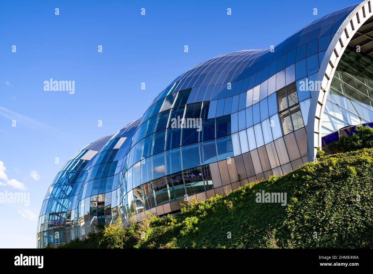 Reflexiones en la fachada de Sage Gateshead, un hermoso lugar de música y centro de conferencias, diseñado por los arquitectos Foster + Partners Foto de stock