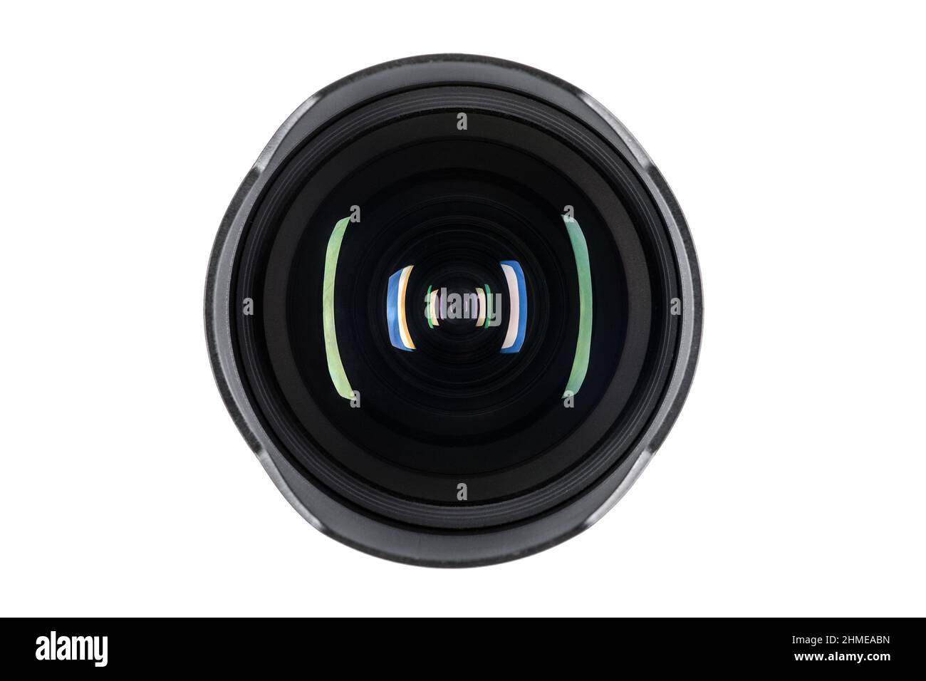 vista frontal cercana de una lente de cámara con reflejos, sobre fondo blanco Foto de stock