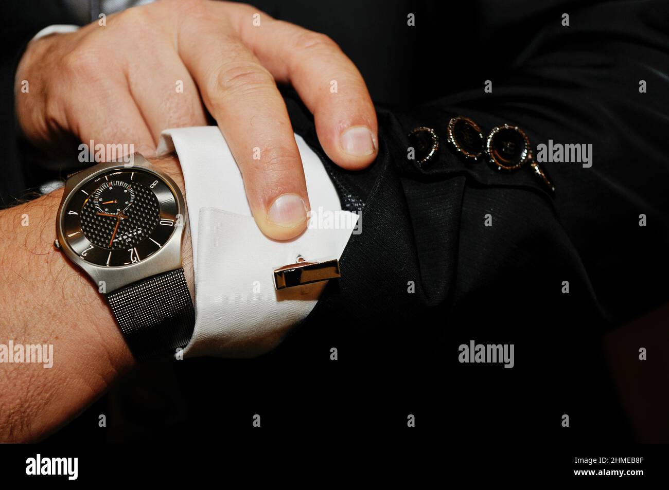 En Que Brazo Lleva El Reloj El Hombre Reloj de lujo para hombre fotografías e imágenes de alta resolución - Alamy