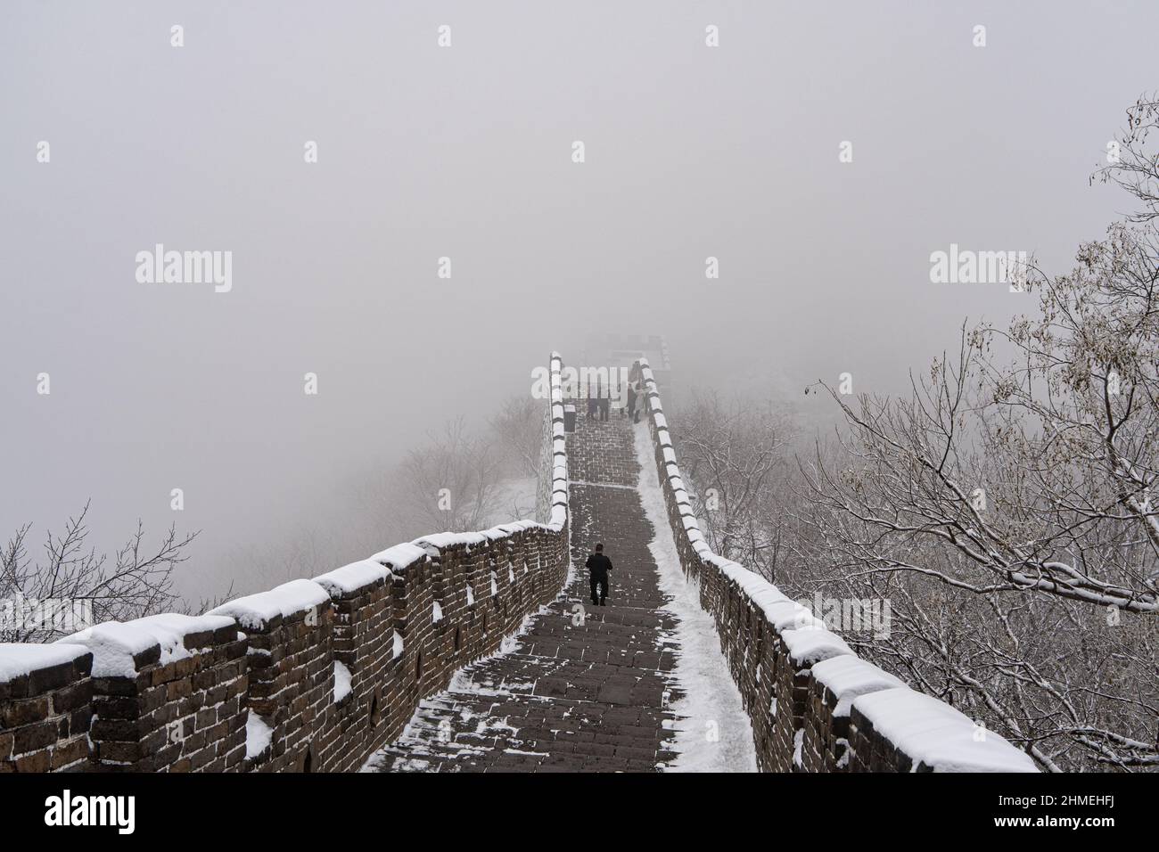 Pekín, China, 06 de enero de 2020: Grupo de turistas visitan la famosa Gran Muralla del Sitio de la UNESCO Foto de stock