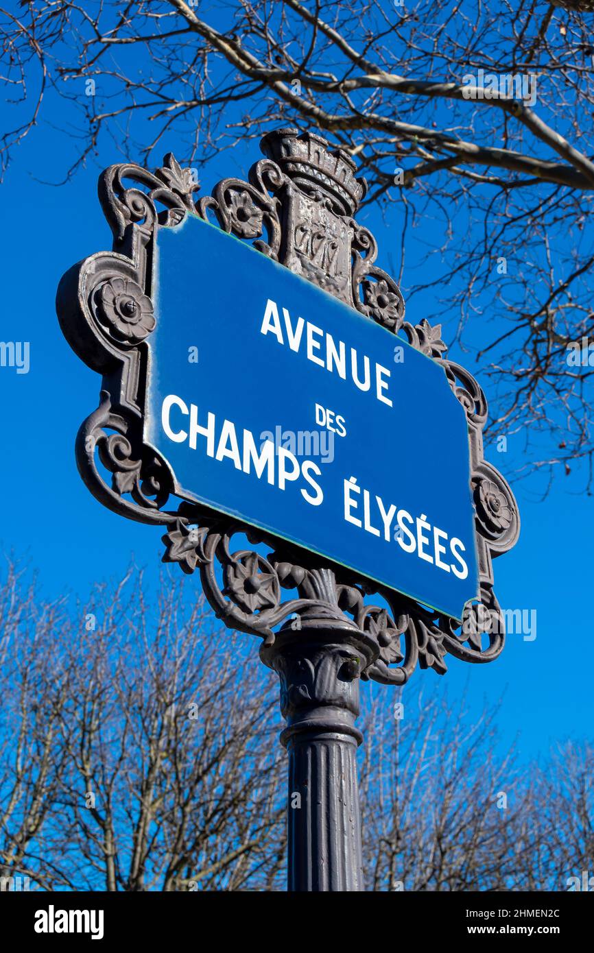 Tradicional cartel parisino de la Avenue des Champs-Elysees, una de las avenidas más bellas, famosas y turísticas del mundo, en París, Francia Foto de stock