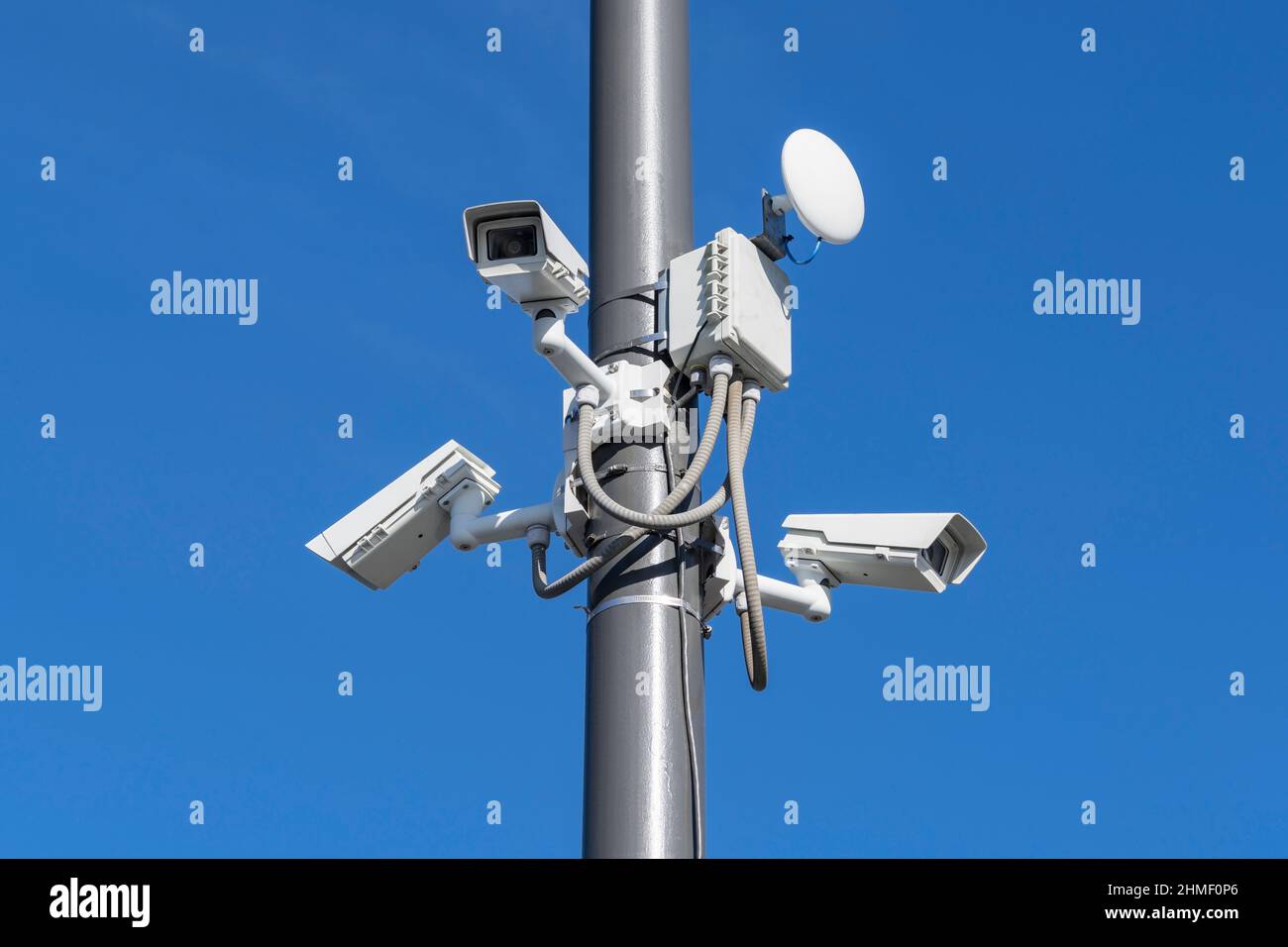 Grupo de cámaras de seguridad de vigilancia en poste alto. Foto de stock