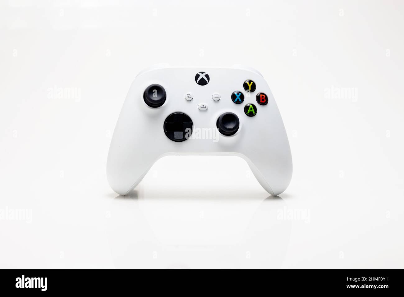 São Luís, Maranhão, Brasil - 29 de junio de 2021: Xbox Serie S de color blanco gamepad. Fondo blanco. Foto de stock