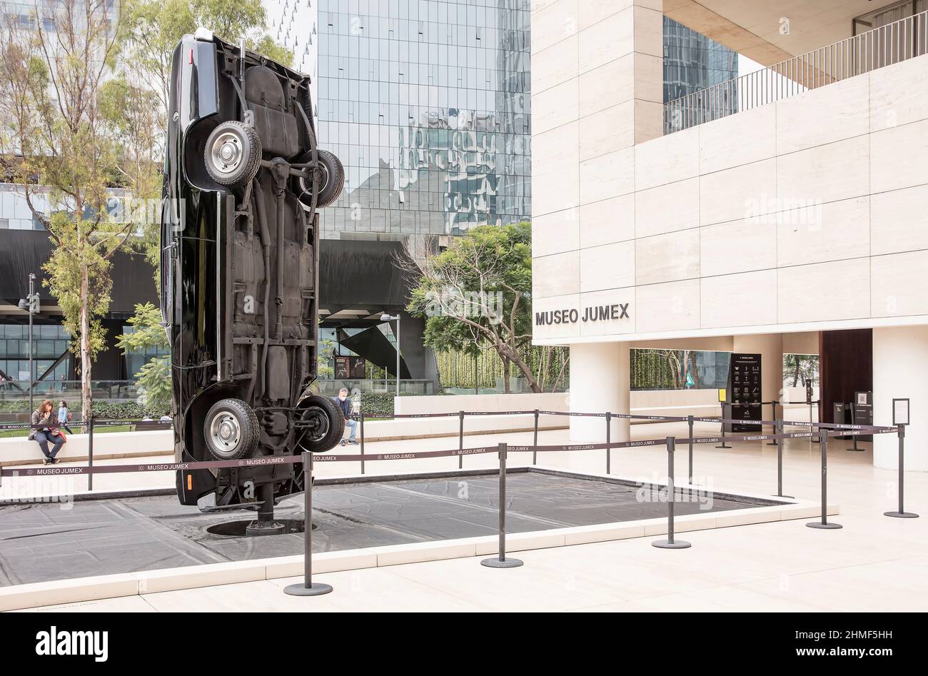 Exposición de automóviles al aire libre en el Museo Jumex de Arte Contemporáneo, Polanco, Ciudad de Mexixo, México Foto de stock