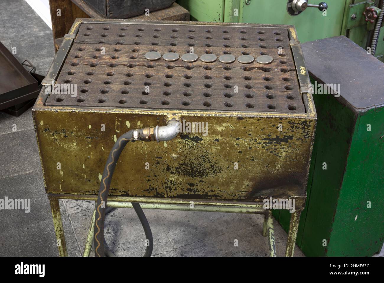 Perno atornillado en la parte inferior del cárter de aceite de un motor  diésel con una arandela de cobre nueva, después de verter el aceite viejo  Fotografía de stock - Alamy