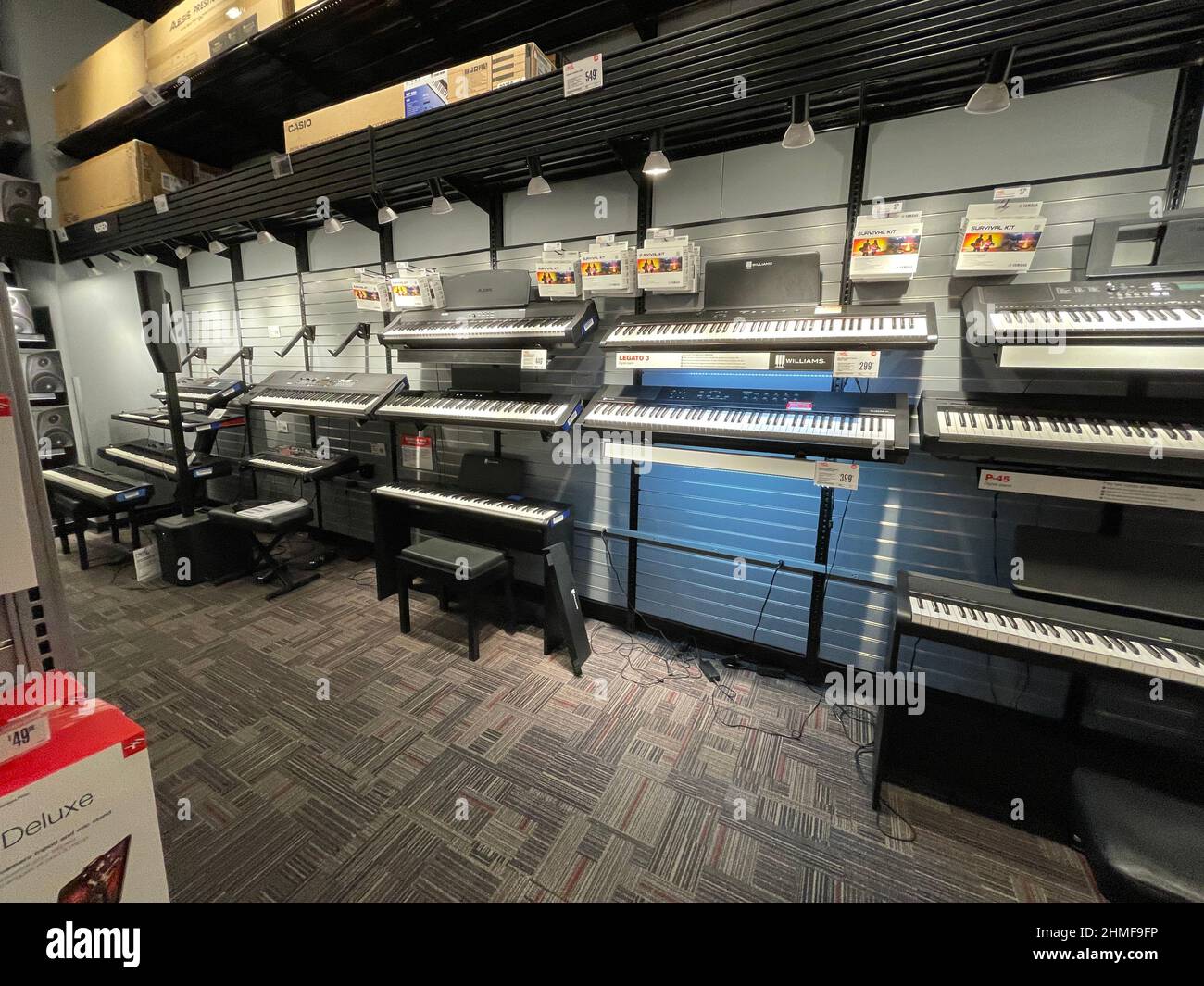 Augusta, GA USA - 12 09 21: Teclados interiores de la tienda minorista  Guitar Center en la pared Fotografía de stock - Alamy