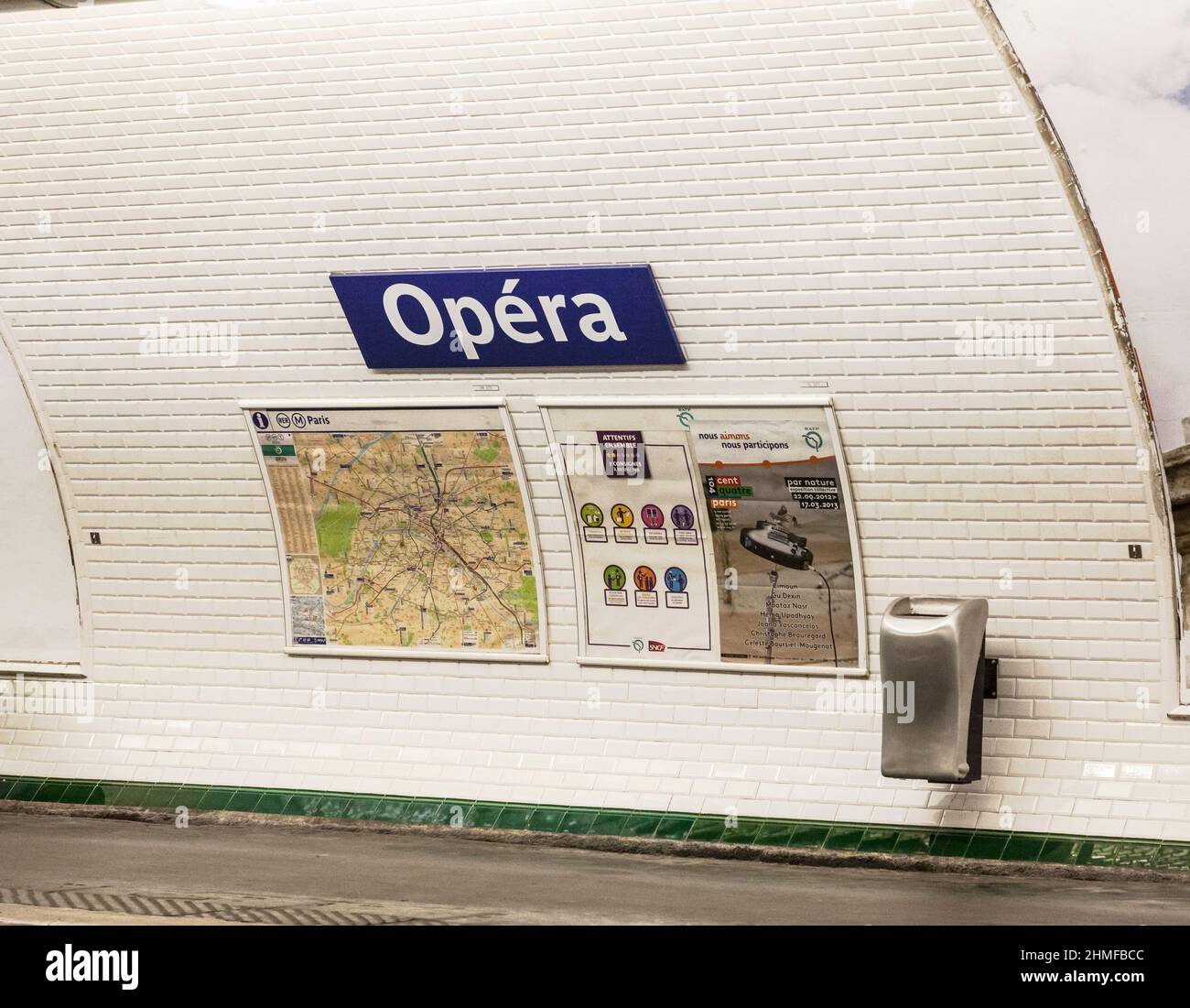 Interior de la estación de metro Opéra en el centro de París, Francia. Mapa de París con el metro, letreros y una fuente de agua potable. Metro STY Foto de stock