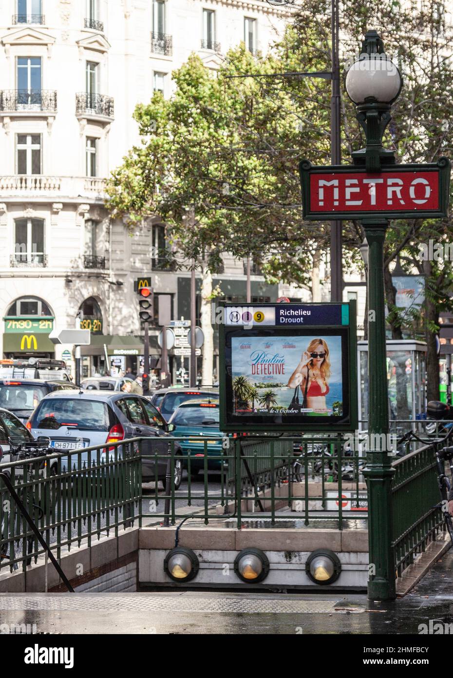 Jaurès Dervaux lámpara de pie de la señal de metro de estilo frente a la entrada de la estación de metro Richelieu Drouot en el centro de París, Francia. Foto de stock
