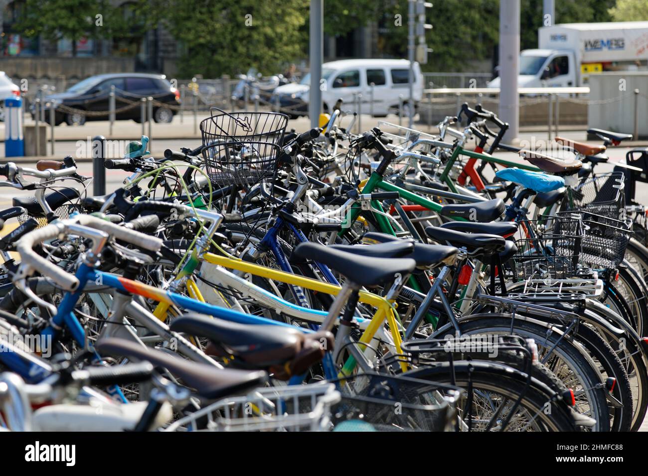 04.25.2019 Zurich, suiza: Estación principal, muchas bicicletas, falta de aparcamiento para bicicletas en toda la ciudad, la demanda es mucho más grande que la oferta, daytim Foto de stock