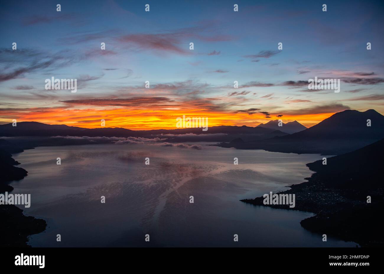 Amanecer sobre el Lago Atitlán y Fuego, volcán, Lago Atitlán, Guatemala
